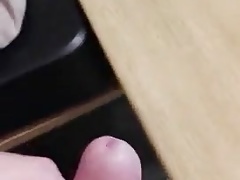 Si masturba ed ejacula mentre vede un film al PC xx
