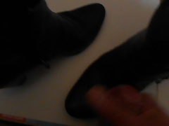 je gicle sur et dans ses bottines