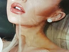 Goettin Ariana ins Gesicht gepisst