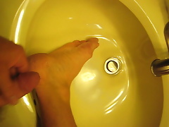 Love to cum on my feet