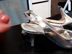 Corrida en tacones plateados