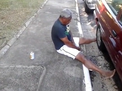 Pinguco mijando na calcada do bar 6