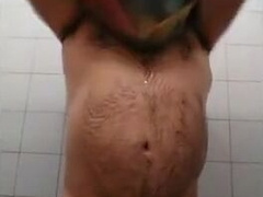 Osito caliente con una gran polla se ducha y se pajea. 4