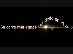 Se corre metiendose el dedo en el culo