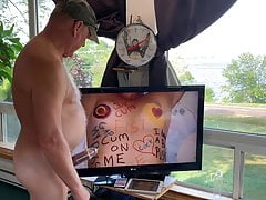 How to Cumm on Bobbie?