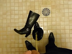 Piss in wifes leather boot