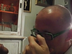 Saugender Nachbar: Amateur-Blowjob von einem Muskelprotz