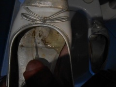 je pisse dans ses ballerines