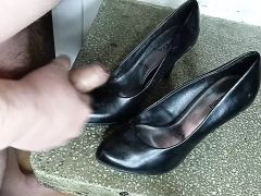 Masturbation and cum on high heels