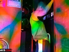 Hardkinks.com - Cruising at the club