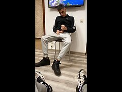 A DUDE JERKING IN FRONT OF A FRIEND (BIG CUMSHOT)
