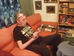 Sau schaut Porno am Handy und onaniert