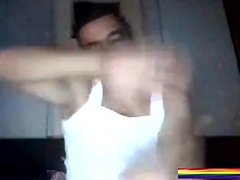 ARGELINO CASADO SE LA MENEA SE DESPATARRA Y SE CORRE JUGANDO EN LA CAM GAY.