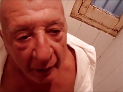 Coroa mamando no banheiro