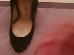 Auf die Schuhe von der geilen Nachbarin