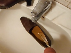 Piss in wifes brown work shoe