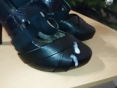 Cum on her black cute high heels