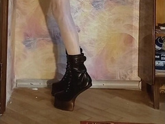 Crossdresser ponygirl penetrates black fuck stick and fellates it