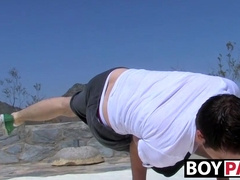Flexible twink ends up jerking off after erotic stretching